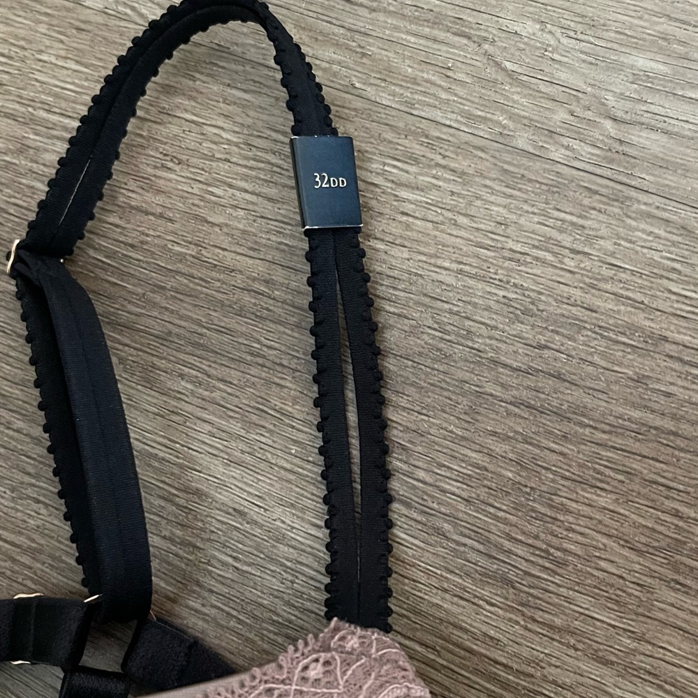 Victoria’s Secret Very Sexy Push Up Strappy Lace Bra. - Picture 8 of 11